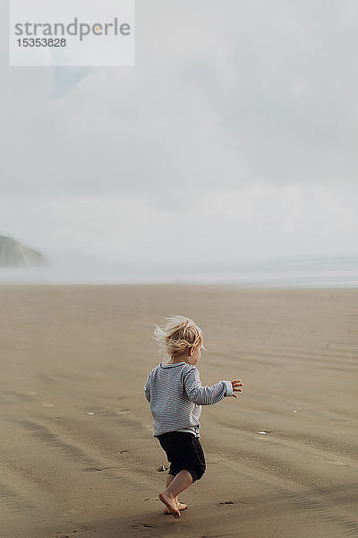 Kleinkind läuft am Strand  Morro Bay  Kalifornien  Vereinigte Staaten