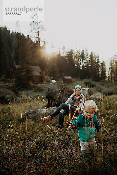 Mutter beobachtet Kleinkind-Tochter beim Spielen im ländlichen Tal  Mineral King  Kalifornien  USA