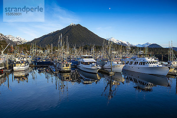 Sitka Harbour mit Booten und deren Spiegelung und Mt. Verstovia; Sitka  Alaska  Vereinigte Staaten von Amerika