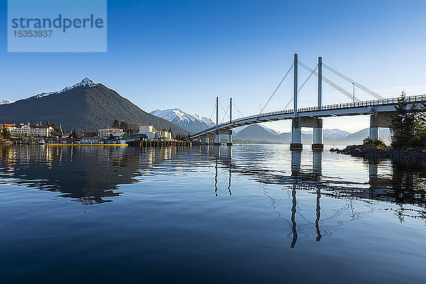 John O'Connell-Brücke  die sich im Hafen von Sitka spiegelt  und die Stadt Sitka im Winter mit dem Berg Versovia im Hintergrund; Sitka  Alaska  Vereinigte Staaten von Amerika