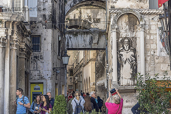 St. Antoine-Skulptur am Ciprianis-Benedetti-Palast im Nardoni Trg in der Altstadt; Split  Kroatien