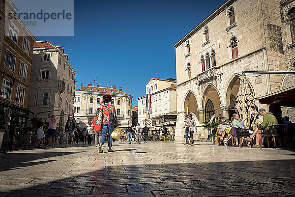 Touristen mischen sich mit Einheimischen auf dem Nardoni Trg oder Nationalen Platz in der Altstadt; Split  Kroatien