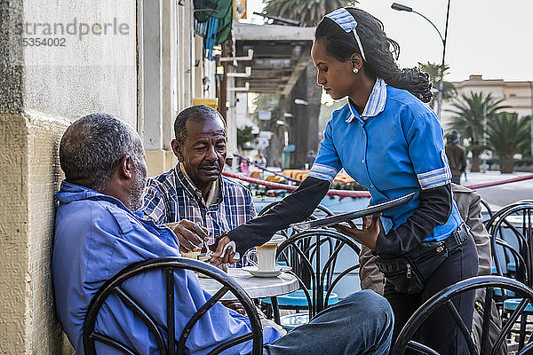 Eritreische MÃ?nner beim Kaffee im Impero-CafÃ©; Asmara  Zentralregion  Eritrea