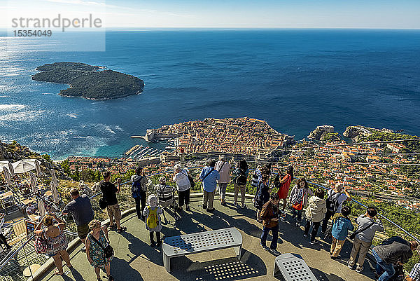 Touristen genießen den Blick auf die Altstadt von Dubrovnik und die Insel Lokrum  Gespanschaft Dubrovnik-Neretva  Kroatien