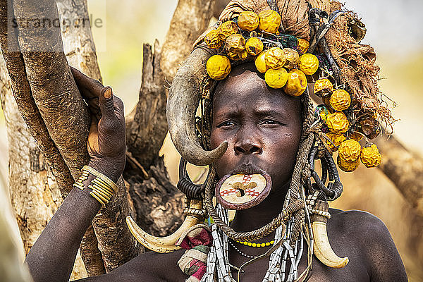 Mursi-Frau mit Lippenschild in einem Dorf im Mago-Nationalpark; Omo-Tal  Äthiopien