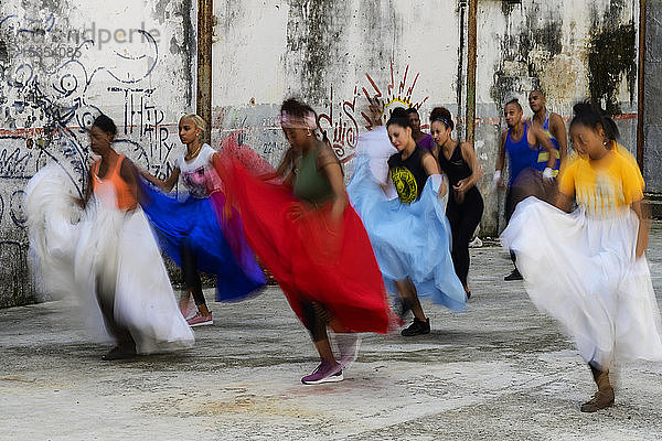 Junge kubanische Frauen tanzen in einem alten Betongebäude mit Graffiti an den Wänden; Havanna  Kuba