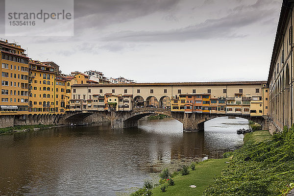 Blick auf den Fluss Arno in Florenz  einschließlich der Ponte Vecchio; Florenz  Italien