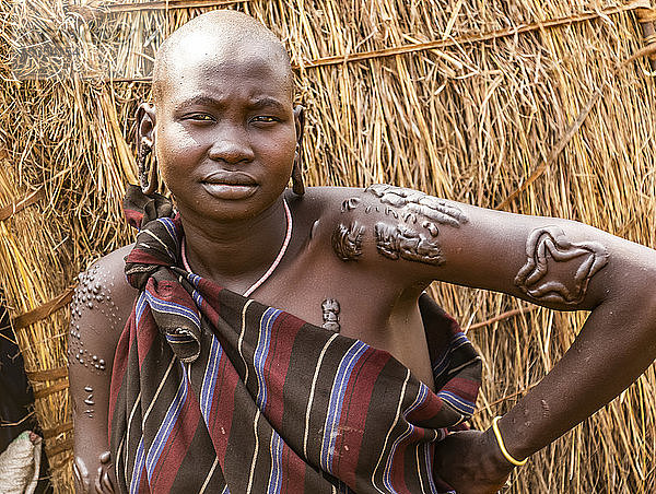 Mursi-Frau in einem Dorf im Mago-Nationalpark  Omo-Tal; Region der südlichen Nationen und Völker  Äthiopien