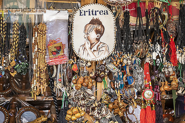 Souvenirs zum Verkauf auf dem Markt der Eingeborenen; Asmara  Zentralregion  Eritrea