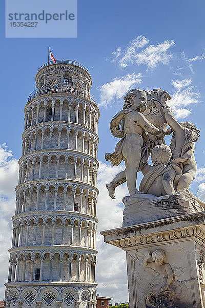 Schiefer Turm von Pisa und Statue; Pisa  Italien