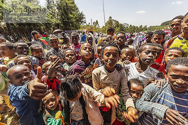 Jungen bei einer Timkat-Prozession während des orthodoxen Tewahedo-Dreikönigsfestes  das am 19. Januar gefeiert wird; Sodo  Region der südlichen Nationen und Völker  Äthiopien