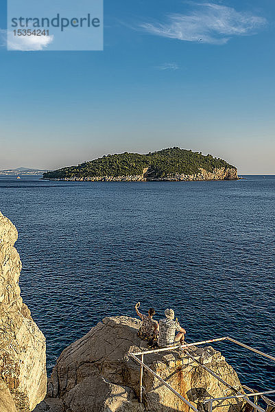 Paar genießt den Sonnenuntergang und den Blick auf die Insel Lokrum; Dubrovnik  Gespanschaft Dubrovnik-Neretva  Kroatien