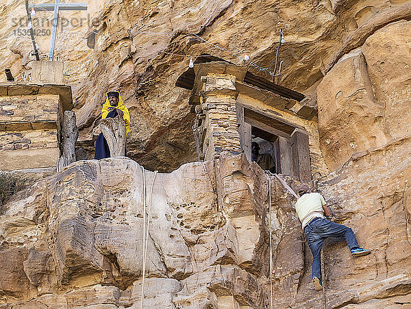 Mann klettert an einem Seil  um das Kloster Debre Damo zu erreichen; Region Tigray  Äthiopien
