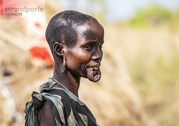 Mursi-Frau in einem Dorf im Mago-Nationalpark  Omo-Tal; Region der südlichen Nationen und Völker  Äthiopien