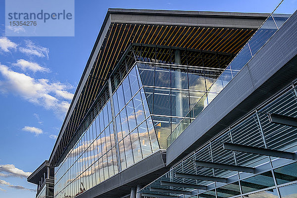 Moderne Architektur mit Glaswänden  die blauen Himmel und Wolken reflektieren; Vancouver  British Columbia  Kanada