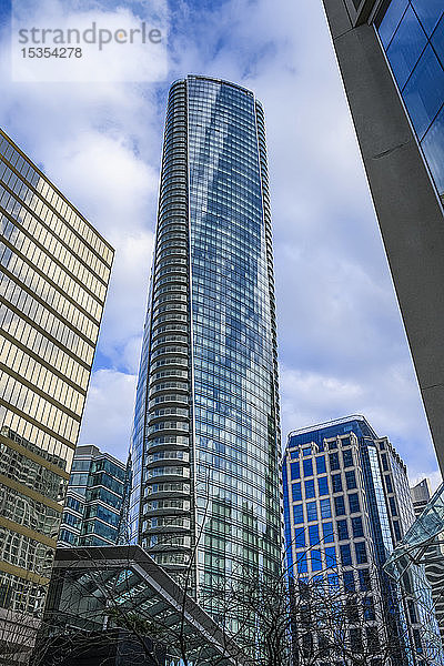 Wolkenkratzer mit Glasfassade  in der sich blauer Himmel und Wolken spiegeln; Vancouver  British Columbia  Kanada