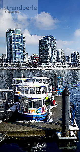 Aqua-Busse im Hafen von Granville Island; Vancouver  British Columbia  Kanada
