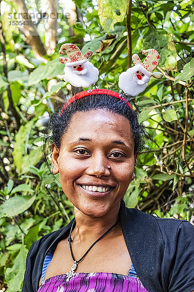 Äthiopische Frau mit Weihnachtsstirnband  Tana-See  Region Amhara  Äthiopien
