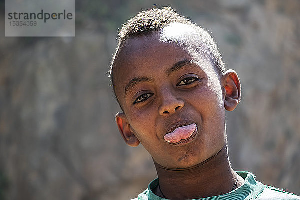 Eritreischer Junge streckt seine Zunge für die Kamera heraus; Arbaroba  Zentralprovinz  Eritrea