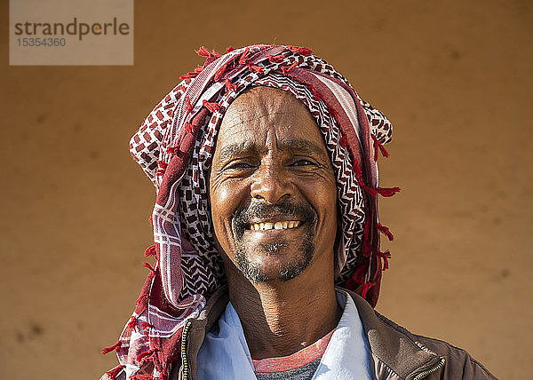 Porträt eines lächelnden eritreischen Mannes mit Kopftuch auf dem Kopf  Viehmarkt am Montag; Keren  Region Anseba  Eritrea