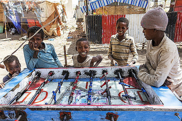 Äthiopische Jungen spielen Tischfußball  Koka-Stausee (Gelila-See); Region Oromia  Äthiopien