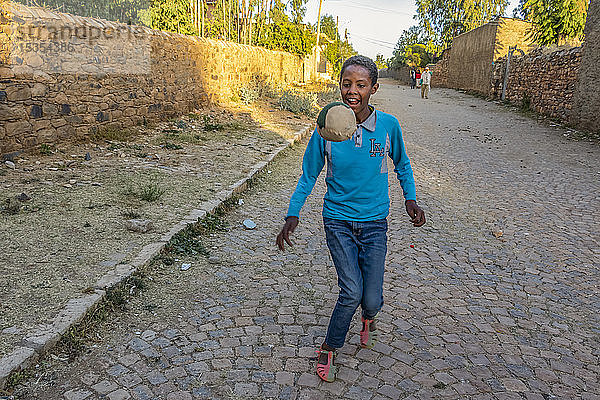 Äthiopischer Junge spielt Fußball; Axum  Region Tigray  Äthiopien