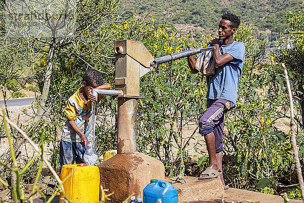 Äthiopischer Mann beim Wasserpumpen; Addis Zemen  Region Amhara  Äthiopien