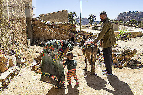 Äthiopische Familie und ihr Esel; Dugem  Region Tigray  Äthiopien