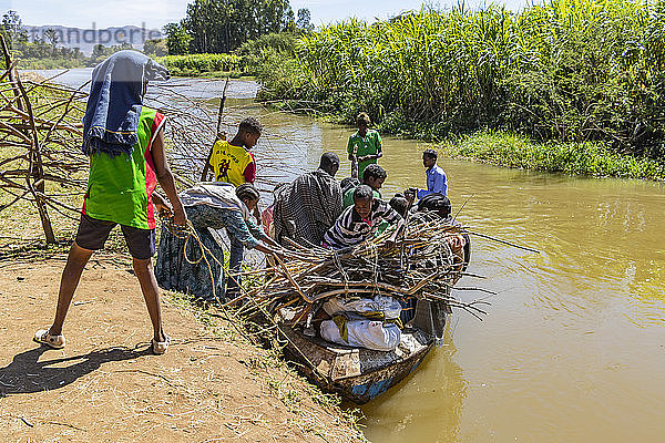 Äthiopier besteigen ein Boot auf dem Blauen Nil; Region Amhara  Äthiopien