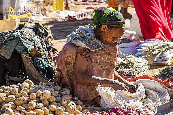 Äthiopische Frau verkauft Kartoffeln auf dem Wochenmarkt; Abreha we Atsbeha  Tigray  Äthiopien
