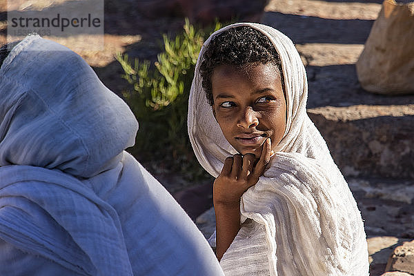 Äthiopischer Junge bei einem Gebetsgottesdienst vor der Kirche Abreha we Atsbeha; Region Tigray  Äthiopien