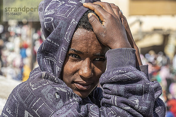 Eritreischer Junge auf dem Freiluftmarkt; Keren  Region Anseba  Eritrea