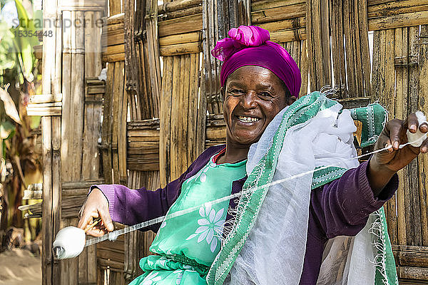 Dorze-Frau beim Spinnen von Baumwolle  Dorf Dorze; Region der südlichen Nationalitäten und Völker  Äthiopien