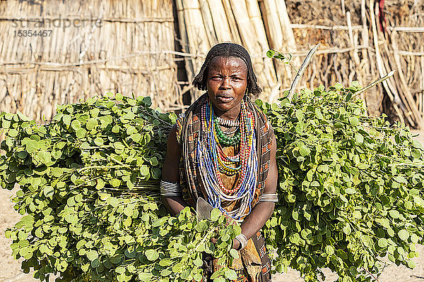 Arbore-Frau im Dorf Arbore  Omo-Tal; Region der südlichen Nationalitäten und Völker  Äthiopien
