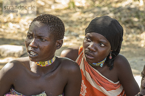 Nahaufnahme von zwei jungen Hadzabe-Frauen mit buntem Perlenschmuck in der Nähe des Eyasi-Sees; Tansania