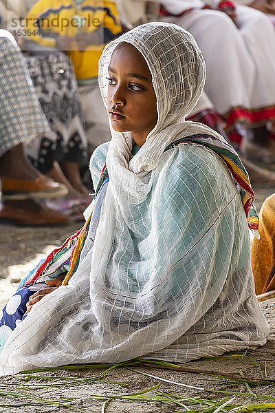 Ein junges äthiopisches Mädchen in der Kirche St. Georg während Timkat  dem orthodoxen Tewahedo-Dreikönigsfest  das am 19. Januar gefeiert wird; Ziway  Region Oromia  Äthiopien