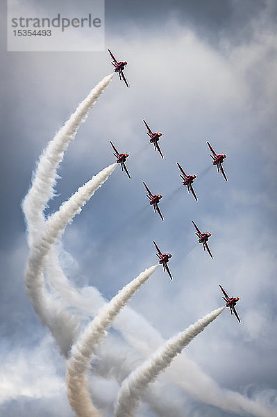 Flugvorführung der Red Arrows  neun Flugzeuge fliegen in einer Diamanten-Neun-Formation  ihrer Markenzeichen-Formation; South Shields  Tyne and Wear  England