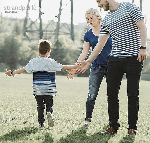 Eine Familie mit ihrem kleinen Sohn spielt in einem Park; Edmonton  Alberta  Kanada