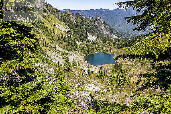 Blick auf den Round Lake  High Divide Trail  Seven Lakes Basin  Olympic Mountains  Olympic National Park  Washington im Sommer; Washington  Vereinigte Staaten von Amerika