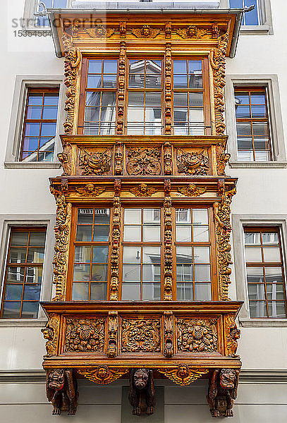 Verschnörkelte Fassade mit Fensterrahmen an einem Gebäude; St. Gallen  St. Gallen  Schweiz