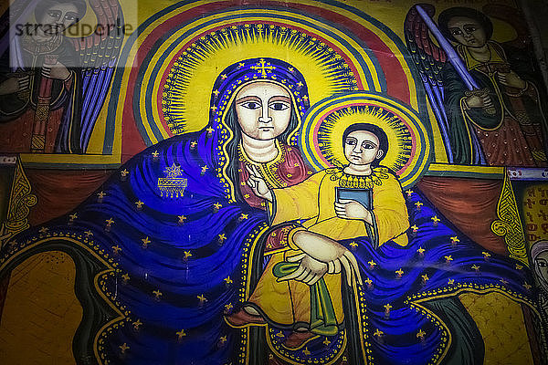 Äthiopisch-orthodoxe kirchliche Wandmalerei  die die Jungfrau und das Kind darstellt  im Inneren der Kathedrale von Tsion Maryam (Unsere Liebe Frau Maria von Zion)  erbaut während der Herrschaft von Kaiser Fasilides; Axum  Region Tigray  Äthiopien