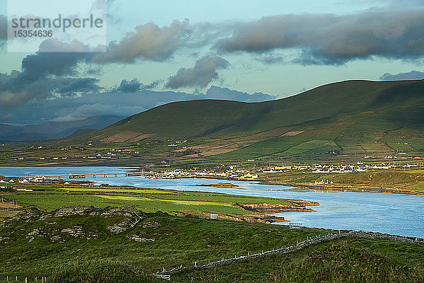 Blick auf die Küstenlinie von Valentia Island am Wild Atlantic Way mit der Maurice O'Neill Memorial Bridge  die von Portmagee zur Insel führt; Valentia Island  County Kerry  Irland