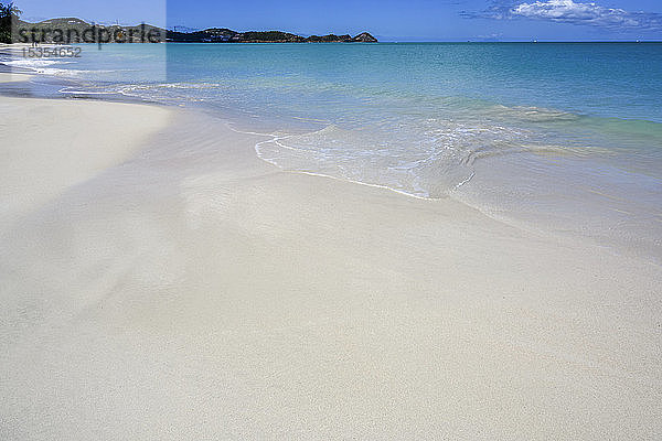 Fort James Beach mit zwei Personen  die in der Ferne spazieren gehen  in der Nähe von St. Johns; Antigua und Barbuda