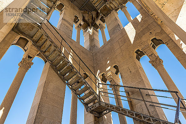 Aufstieg zur Spitze des Glockenturms St. Domnius auf dem Peristyl des Diokletianpalastes; Split  Kroatien