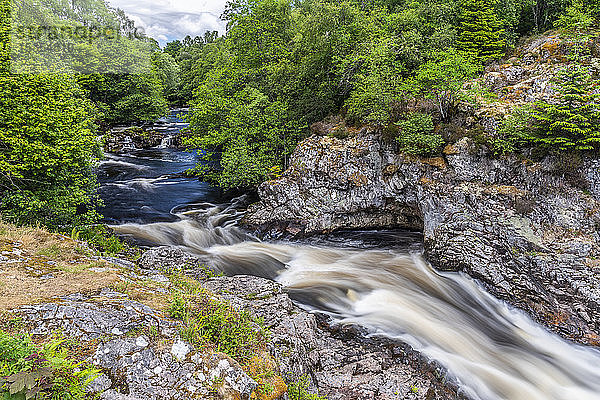 The Falls of Shin ist ein Wasserfall am Fluss Shin in Nordschottland  berühmt für die stromaufwärts springenden Lachse; Lairg  Sutherland  Schottland