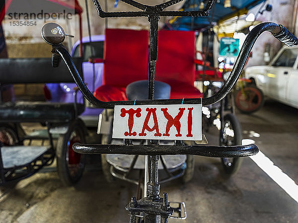 Fahrrad-Rikscha mit Taxischild; Havanna  Kuba