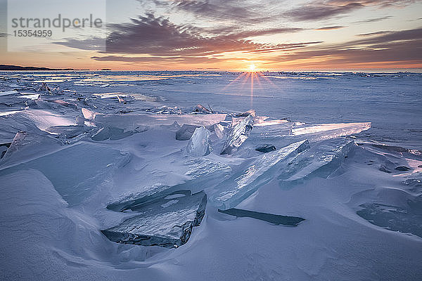 Eis auf dem Lake Superior bei Sonnenaufgang; Grand Portage  Minnesota  Vereinigte Staaten von Amerika