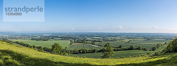 Saftig grüne Felder mit blauem Himmel und Horizont in der Ferne; Meopham  Kent  Kroatien