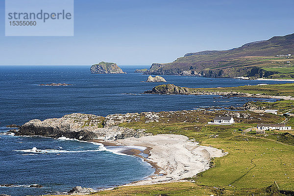 Strand und Klippen entlang der irischen Küste; Irland
