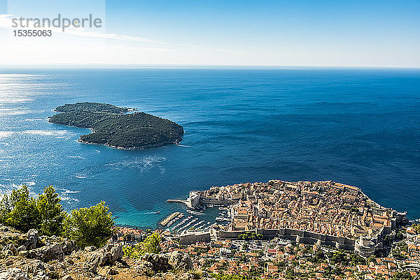 Blick auf die Altstadt von Dubrovnik und die Insel Lokrum; Gespanschaft Dubrovnik-Neretva  Kroatien